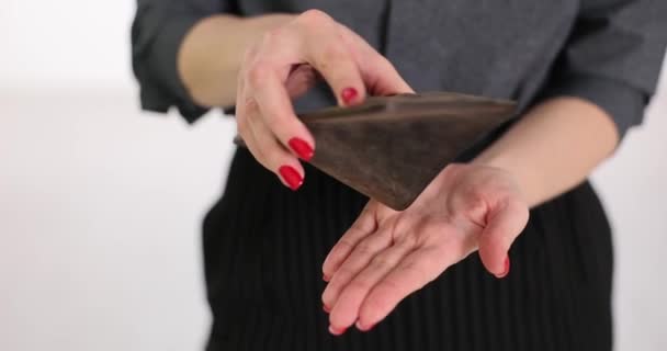 위기중의 상태에 여자는 지갑을 동전으로 열었다 동전이 빈곤의 — 비디오