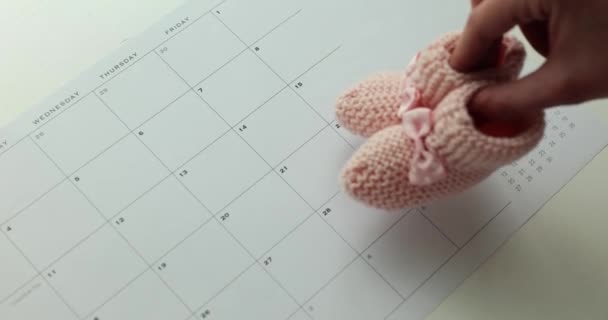 Attesa Parto Scarpe Rosa Neonati Calendario Pianificazione Della Gravidanza — Video Stock