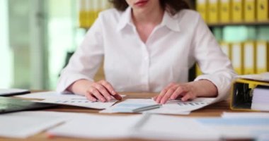 Öfkeli bir iş adamı ofiste yumrukları yener. İş yerinde agresiflik ve stres.