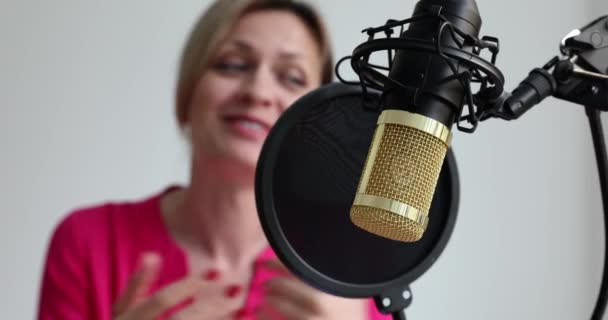 Schöne Und Hübsche Frau Moderiert Home Podcast Kanal Geschäftsfrau Nimmt — Stockvideo