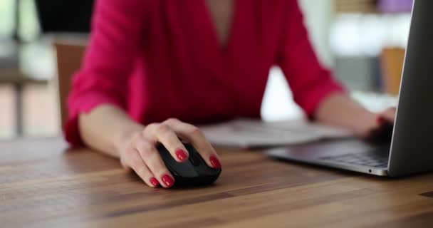 Kadını Ofiste Evde Çalışan Bir Fareyi Kullanarak Bilgisayarın Klavyesinde Elle — Stok video