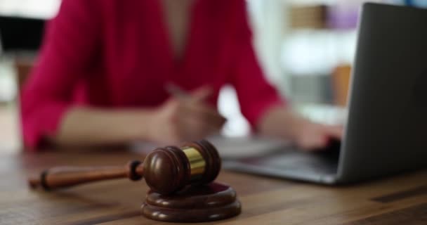 Nsan Dizüstü Bilgisayarda Mahkeme Tokmağı Masada Çalışır Çevrimiçi Açık Artırma — Stok video