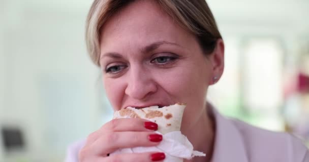 Ritratto Donna Che Mangia Delizioso Pollo Polpettone Fast Food Malsano — Video Stock