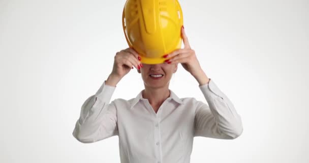 Hermosa Mujer Constructora Pone Casco Amarillo Construcción Reparación Reconstrucción Casa — Vídeos de Stock