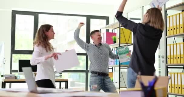 Счастливые Сотрудники Танцуют Веселятся Офисных Помещениях Команда Коллег Устраивающих Вечеринку — стоковое видео