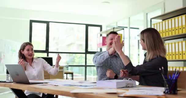 Pessoas Negócios Estão Felizes Demonstrar Trabalho Equipe Alta Cinco Escritório — Vídeo de Stock
