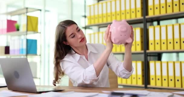 Bizneswoman Potrząsa Świnką Sprawdza Koncepcję Oszczędności Kobieta Poszukująca Depozytów Inwestycji — Wideo stockowe