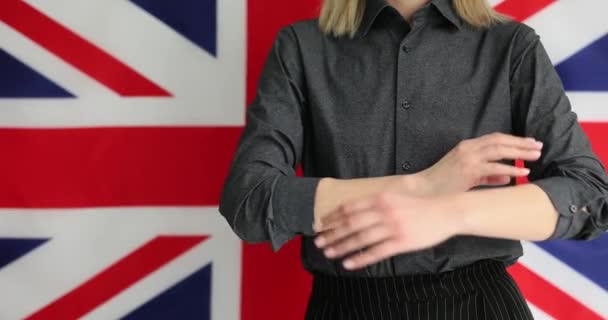 Впевнена Британська Політична Жінка Перетинає Руки Над Грудьми Вибори Прапора — стокове відео