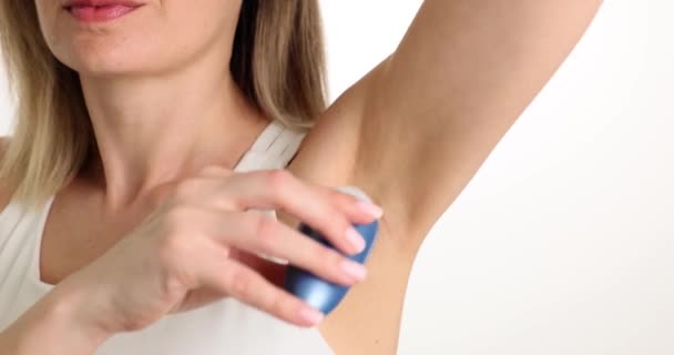 Kobieta Stosuje Antyperspirant Dezodorant Pod Pachami Aby Chronić Przed Potem — Wideo stockowe