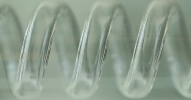 Glaschemische Laboratoriumapparatuur Spiraal Een Witte Achtergrond Apparatuur Voor Medische Experimenten — Stockvideo