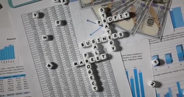 事業戦略 市場販売のクロスワードのトップビュー 統計資料上の立方体から組み立てられたパズル — ストック動画