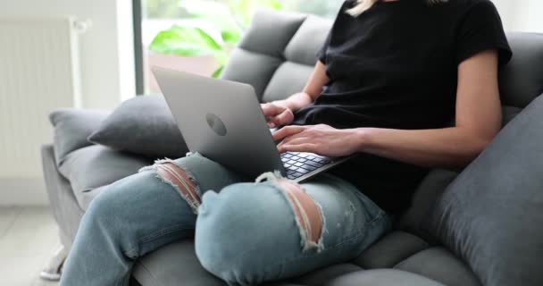 Mulher Usa Laptop Digita Teclado Escreve Mail Sentado Sofá Pessoa — Vídeo de Stock