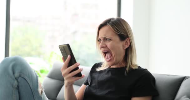 Kızgın Kadın Telefona Bağırıyor Evdeki Koltukta Oturan Ekrana Bakıyor Kötü — Stok video