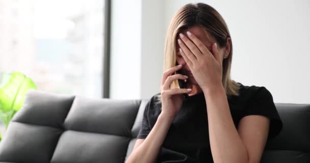 Oturma Odasındaki Kanepede Oturan Stresli Kadın Endişeli Kötü Haberleri Dinleyen — Stok video