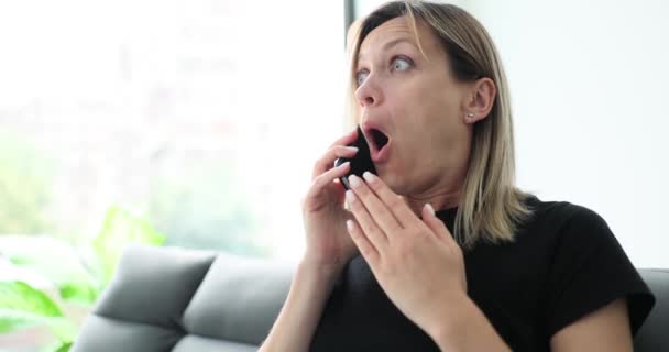 Een Geschokte Vrouw Die Slecht Nieuws Hoort Aan Telefoon Bang — Stockvideo