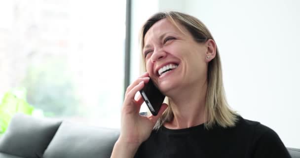 女人在家里用电话交谈 积极的情绪和与朋友的笑声对话 — 图库视频影像