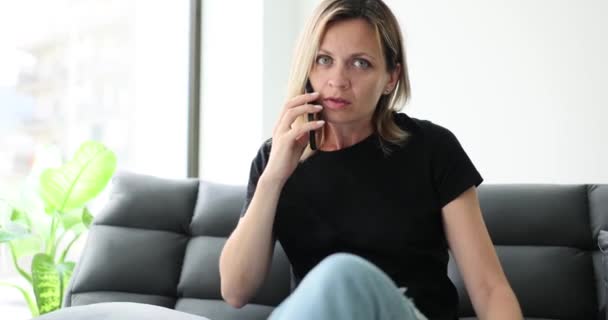 Mujer Joven Pensativa Tensa Hablando Por Teléfono Mirando Atentamente Cámara — Vídeo de stock