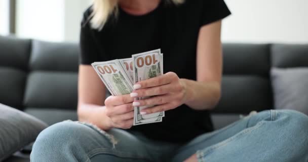Kobieta Liczy Pieniądze Gotówkę Rękach Osoba Korzystająca Pensji Finansowej Siedzi — Wideo stockowe