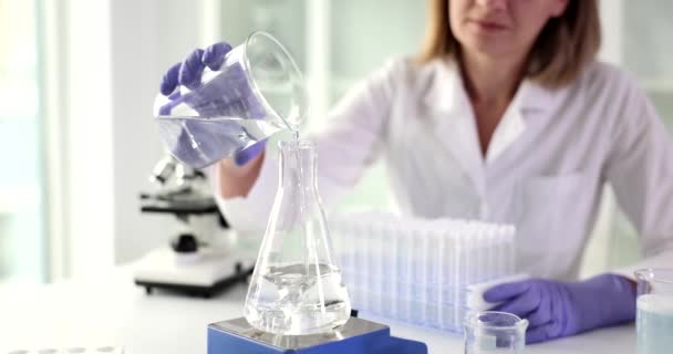 Roterende Stof Glas Vloeistof Laboratoriumwetenschapper Giet Water Kolf Chemisch Experiment — Stockvideo