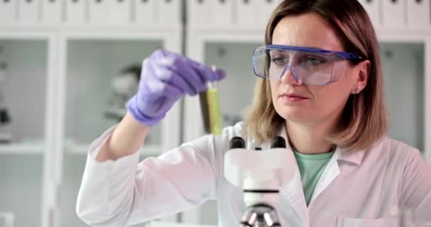 科学家用原油和石油产品检查试管 专心致志的化学家在实验室检验有毒物质的样品 — 图库视频影像