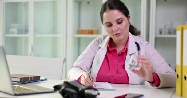 医生手拿着药丸开处方 疾病治疗和健康保险 — 图库视频影像