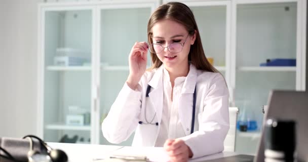 Müde Ärztin Nimmt Brille Arbeitsplatz Der Klinik Überstunden Und Überstunden — Stockvideo