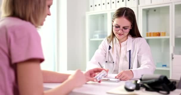 Dokter Schrijft Medicijnen Voor Aan Patiënten Kliniek Voorgeschreven Drugsconcept — Stockvideo