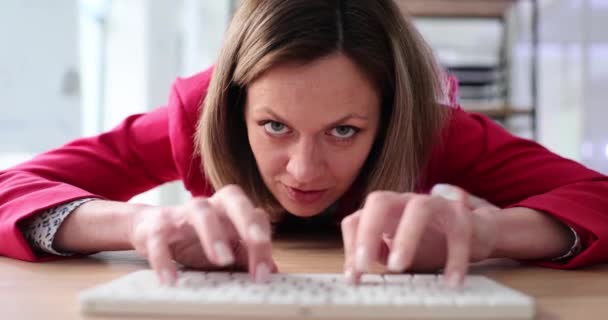 好斗的女人在办公室的电脑键盘上打字 恼怒的管理员在键盘上打字 — 图库视频影像