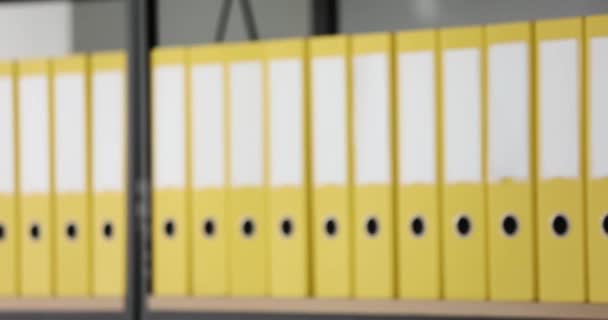 Żółte Foldery Plikami Stojącymi Półkach Archiwum Przechowywanie Dokumentów Handlowych — Wideo stockowe