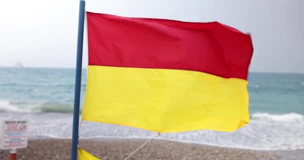 Primer Plano Bandera Playa Roja Amarilla Playa Banderas Salvavidas Orilla — Vídeo de stock