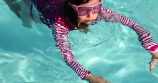 Menina Óculos Aprende Nadar Água Azul Piscina Exterior Férias Verão — Vídeo de Stock