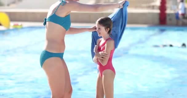 Madre Abrazando Hija Envuelta Toalla Junto Piscina Vacaciones Verano Recreación — Vídeos de Stock