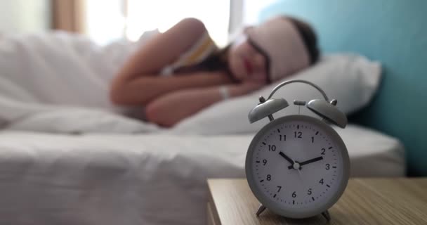 儿童房十点钟的闹钟在桌上 在卧室里戴着面具熟睡的孩子 — 图库视频影像