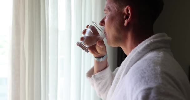 Kalme Man Houdt Stand Drinkt Een Glas Drinkwater Dieet Gezondheid — Stockvideo
