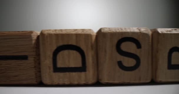 Holzwürfel Mit Buchstaben Des Englischen Alphabets Hintereinander Block Mit Buchstaben — Stockvideo