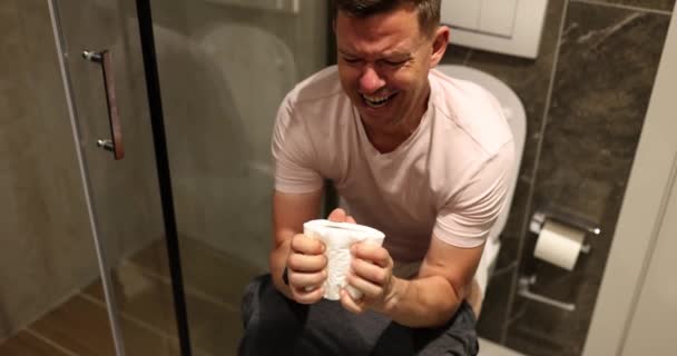 Mann Sitzt Mit Toilettenpapier Auf Toilette Und Leidet Verstopfung Typ — Stockvideo