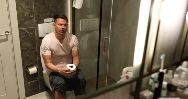 Homem Que Sofre Hemorróidas Sanita Banheiro Cara Com Problema Diarréia — Vídeo de Stock