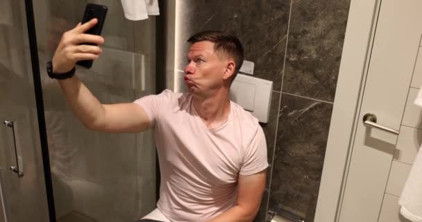 Hombre Mueca Chistes Toma Baño Selfie Bromas Tontas Inodoro Con — Vídeos de Stock