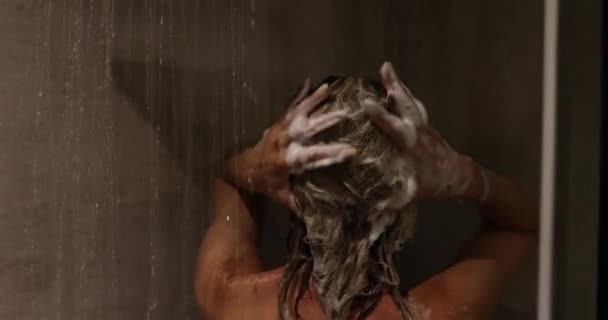 Nærbillede Nøgen Dame Med Vådt Hår Der Tager Brusebad Derhjemme – Stock-video