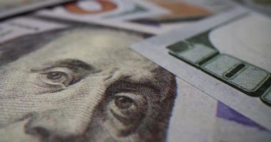 Amerikan doları olarak para yakın plan. 100 dolarlık banknotlar ve dünya ekonomisi.
