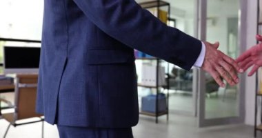 İş adamı, iş kadını, müşteri ve temsilci ve hoş geldin jesti ile tokalaşıyor. İki yönetici saygı ve güven göstererek el sıkışıyor.