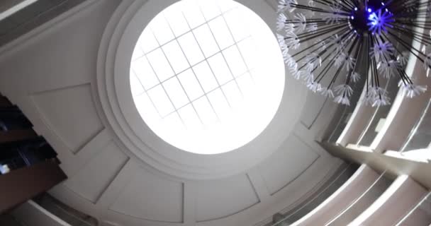 Φωτισμένο Εσωτερικό Κτίριο Παράθυρα Θέα Στην Οροφή Του Ξενοδοχείου Κομψό — Αρχείο Βίντεο