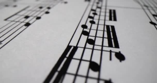 Wit Papier Met Muzikale Noten Close Compositie Muziekschrijfconcept — Stockvideo