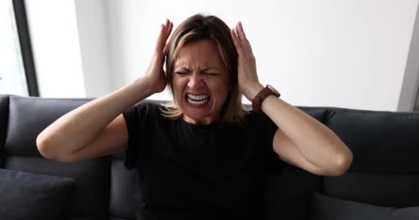 Junge Frau Streitet Und Schreit Wütend Auf Depressionen Hysterisch Wütende — Stockvideo