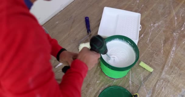 Pintura Mezclando Cubo Pintor Prepara Pintura Para Pintar Paredes Pintura — Vídeos de Stock