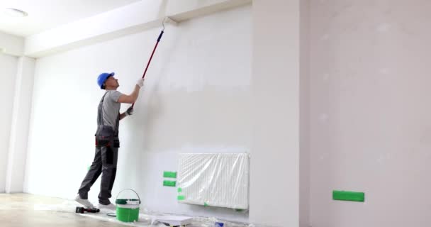 Uomo Dipinge Soffitto Con Rullo Camera Bianca Riparazione Pittura Pareti — Video Stock