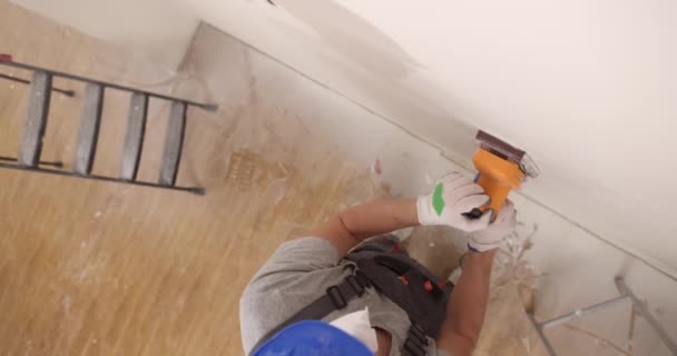 Boyacı Boyama Için Çürüttükten Sonra Beyaz Duvar Zımparalama Yüzeyiyle Çalışıyor — Stok video