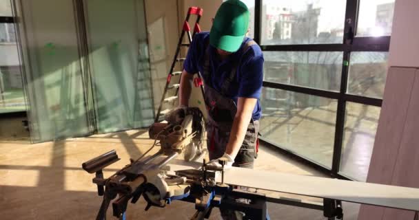 Pracovník Používá Pilu Řezání Laminátových Desek Dílně Pokládka Příprava Podlah — Stock video