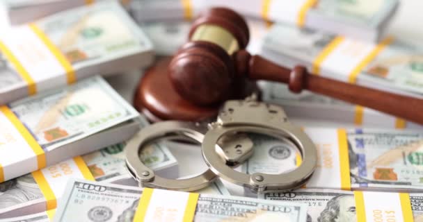 Δικαστής Gavel Χειροπέδες Και Χαρτονομίσματα Δολάρια Οικονομικό Έγκλημα Και Παράπλευρες — Αρχείο Βίντεο