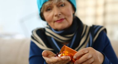 Soğuk, yaşlı bir kadın palmiye kapsülünde uyuyakalıyor. Yaşlılar için soğuk algınlığı ilacı. Yaşlandıkça bağışıklık sistemi zayıflıyor. İstenmeyen etkiler ilaçları. Yaşlılar için tehlike. Depresyon ve endişe için ilaçlar